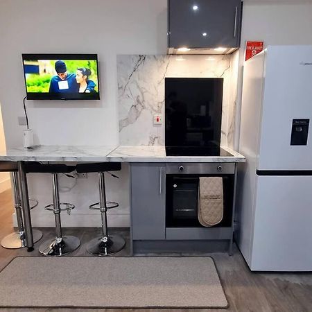 2 Bed Cosy Flat Close To Bus & Tube Station London Exterior photo
