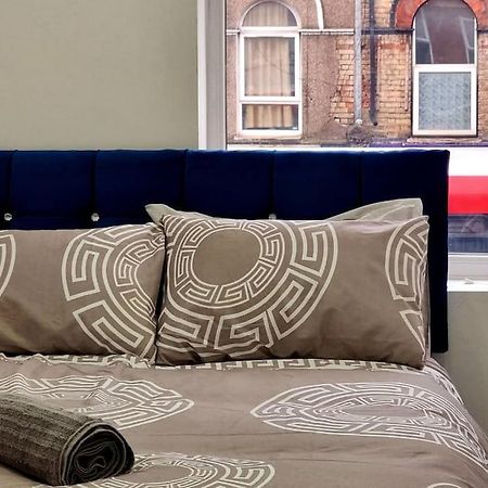 2 Bed Cosy Flat Close To Bus & Tube Station London Exterior photo