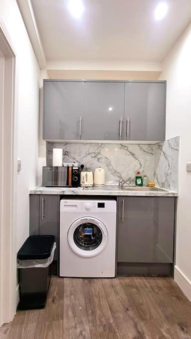 2 Bed Cosy Flat Close To Bus & Tube Station London Exterior photo
