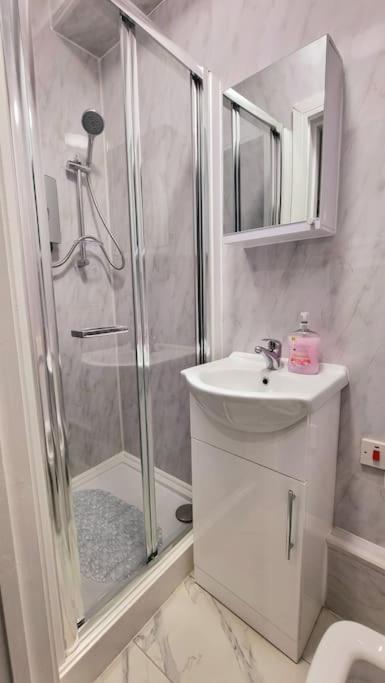 2 Bed Cosy Flat Close To Bus & Tube Station London Exterior photo