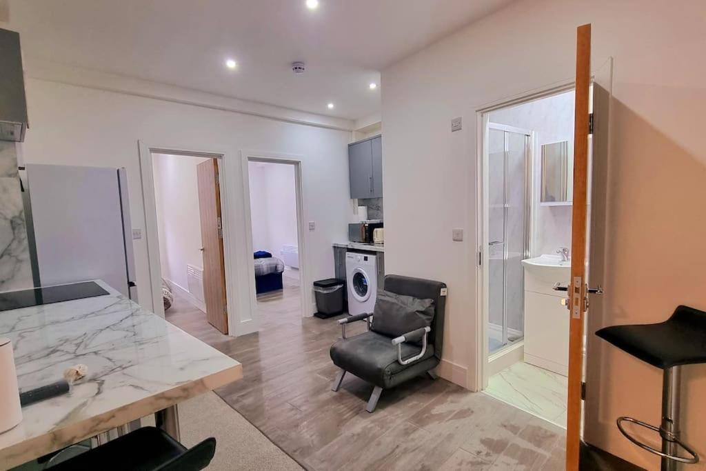 2 Bed Cosy Flat Close To Bus & Tube Station London Exterior photo